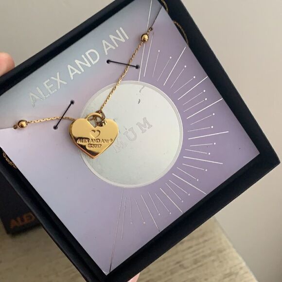 🎉1 hr sale 🎉Mum necklace and heart - Picture 4 of 6